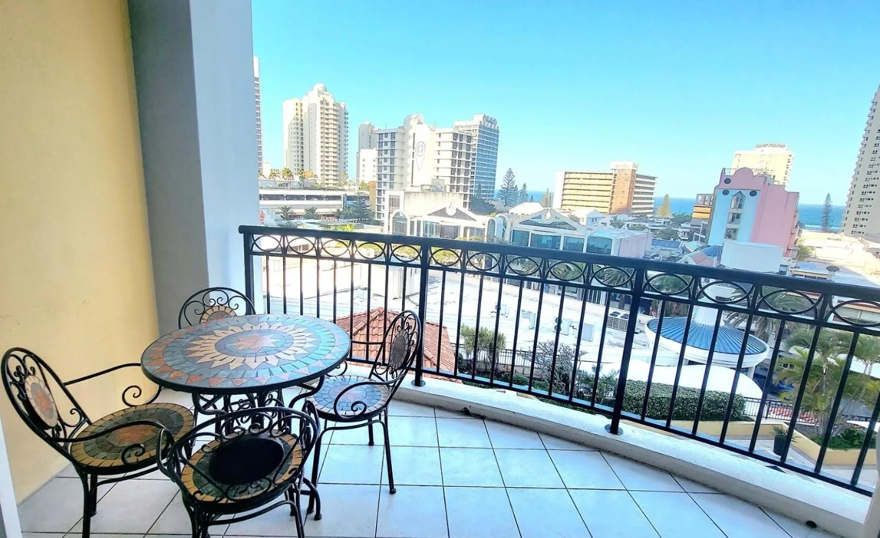 アパート Beachside 2 Bedroom Apt In The Heart Of Surfers Paradise - Chevron Renaissance - Free Parking ゴールドコースト
